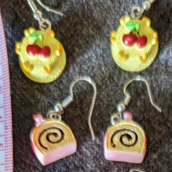 NEW! Never Worn! 5 Pair of Resin Earrings - Picture 2 of 4